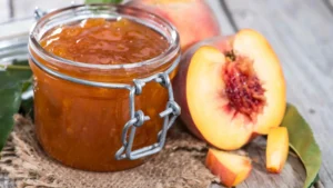 Marmellata di pesche alla curcuma e rosmarino
