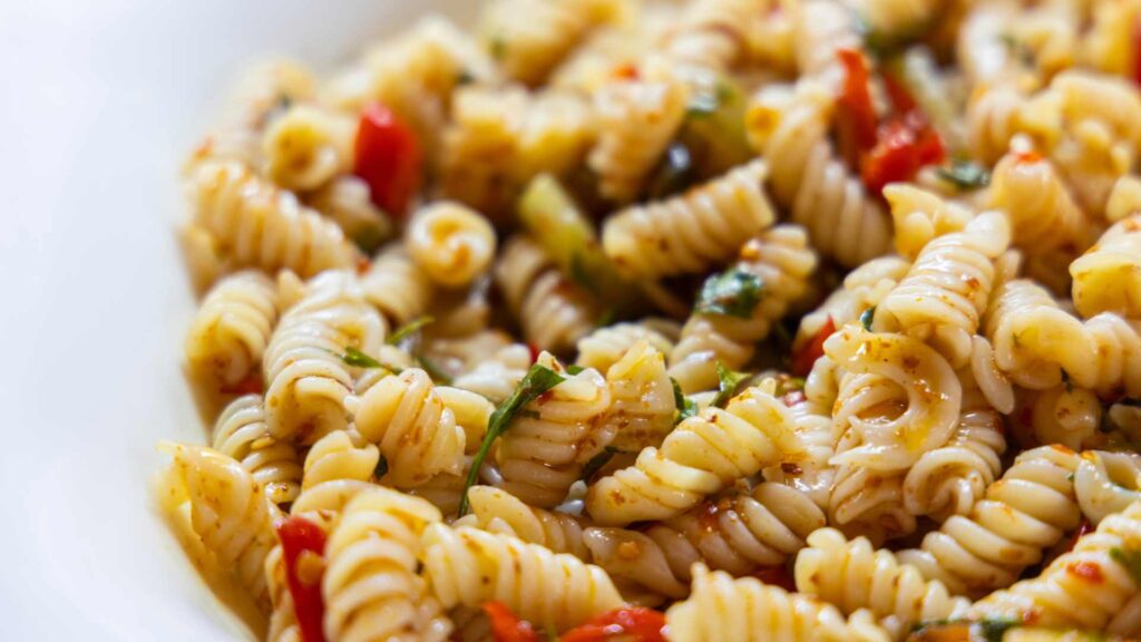 PASTA FREDDA RAS EL HANOUT E CECI CROCCANTI