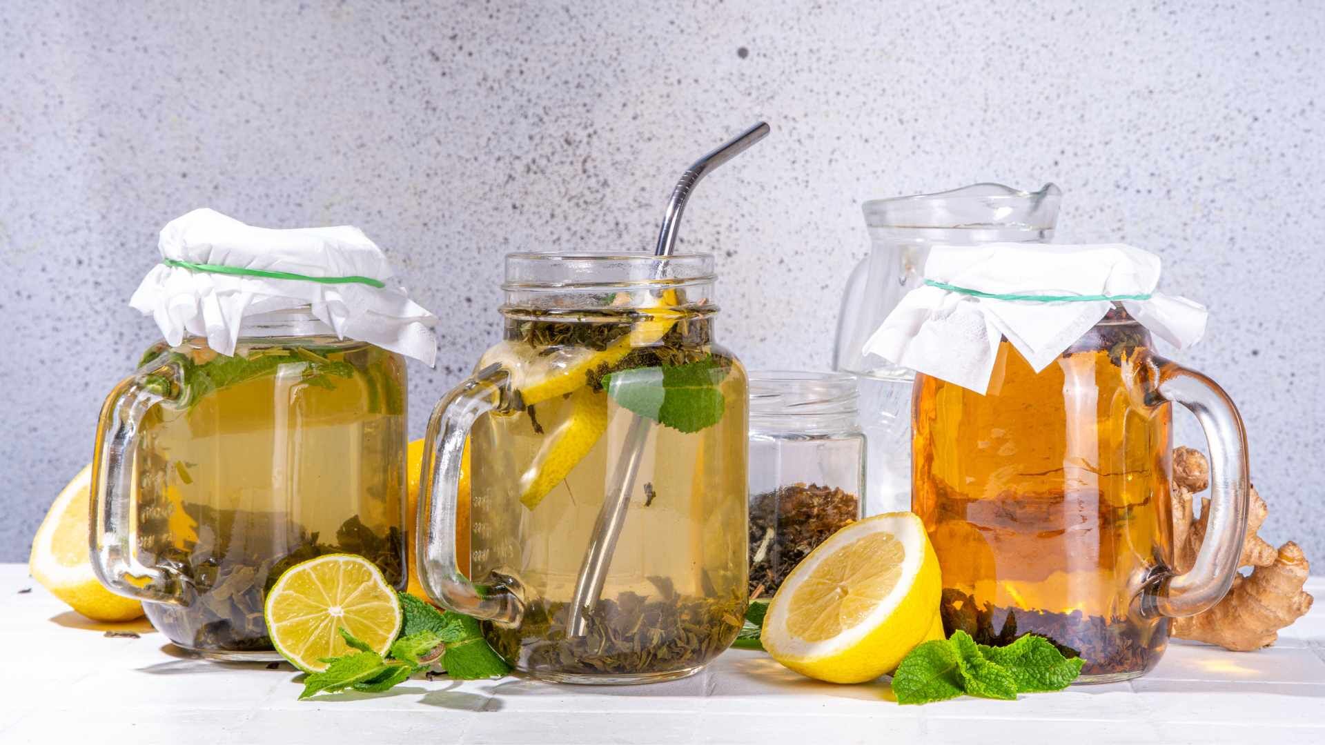 Bottiglia di tè in infusione a freddo in frigorifero
